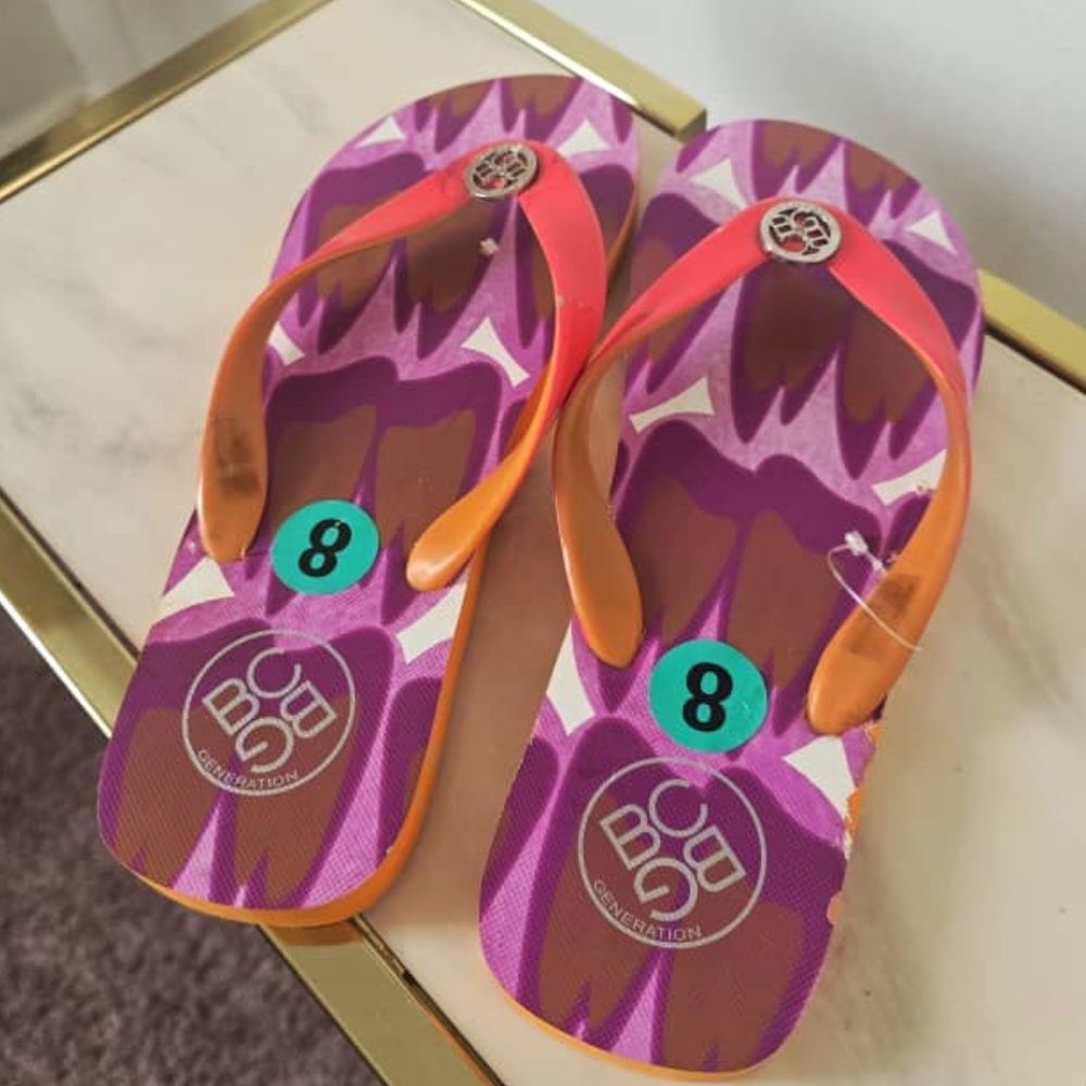 BCBGeneration Women’s Flip Flops Sandals Size 8.
